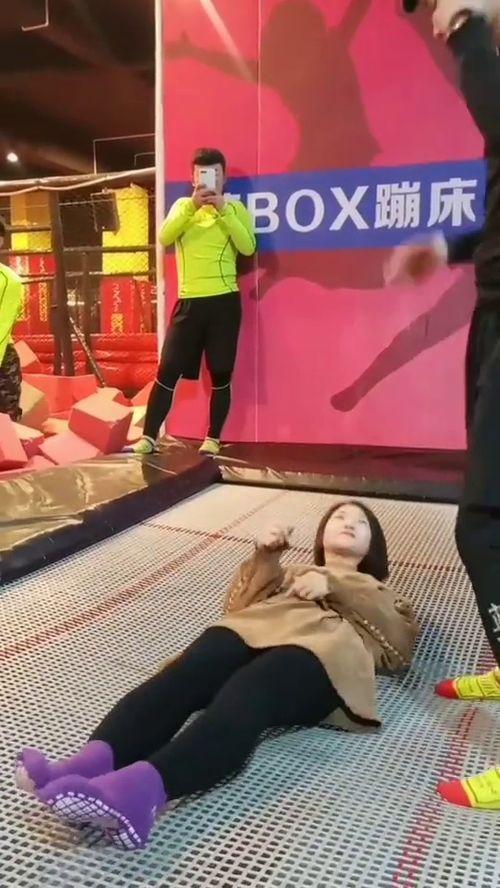 烦人吃瓜群众,揭秘“吃瓜群众”背后的热议与争议